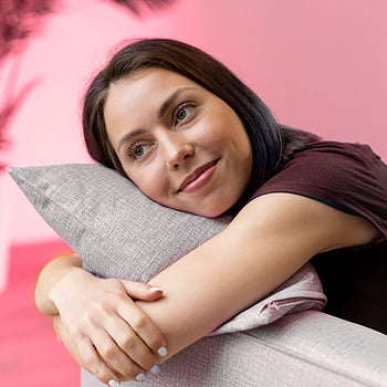 vrouw op bank